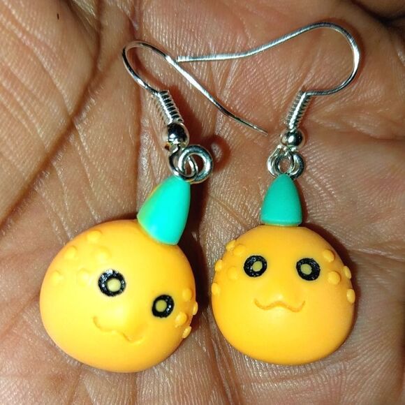 Super cute festive holiday earrings - Picture 1 of 5